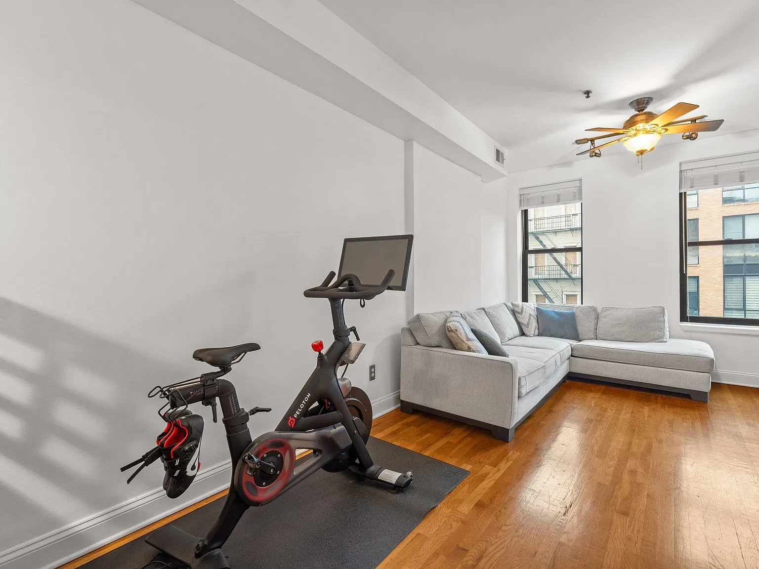 1 bed, 1.0 bath, 700 sqft, $3,300 — Photo 2