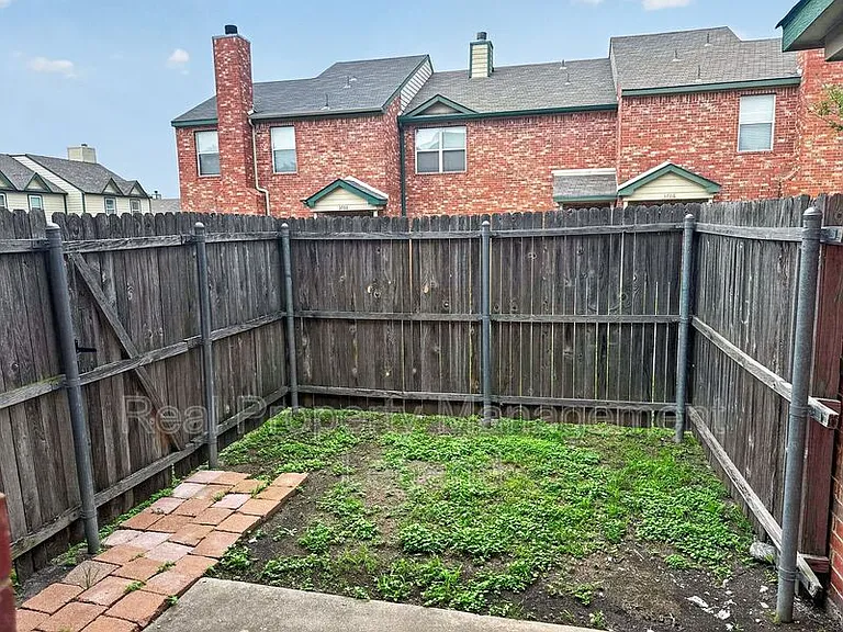 3211 Roundtree Ln — Photo 25