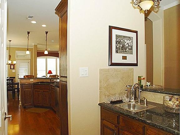 4th image of 748 Barton Springs Dr
