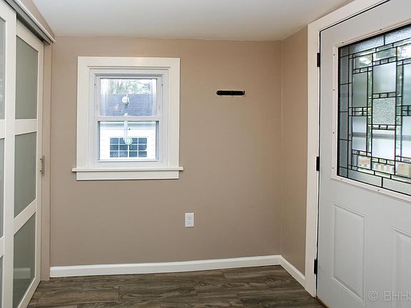 4th image of 377 W Franklin St