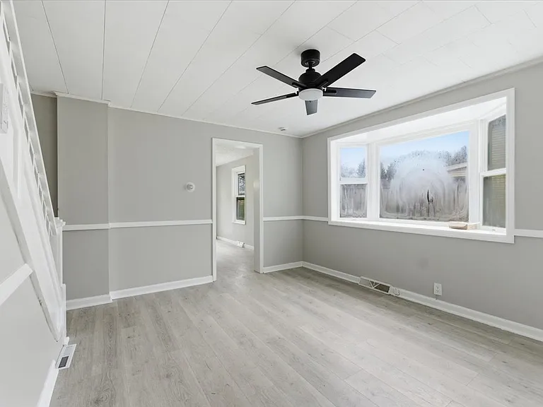 124 Wells St — Photo 4