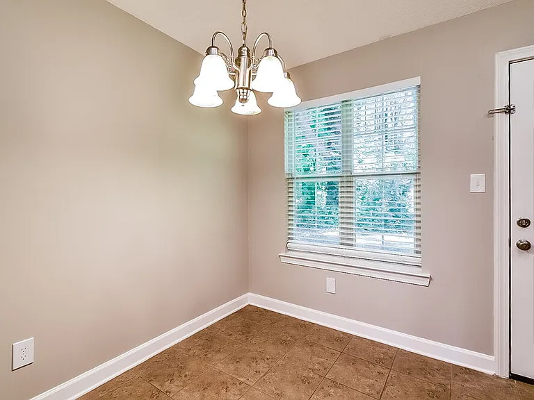 6304 Kingsview Dr — Photo 6