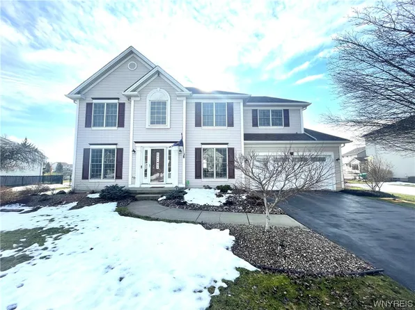 15 Cedarbrook Dr, Lancaster, NY 14086