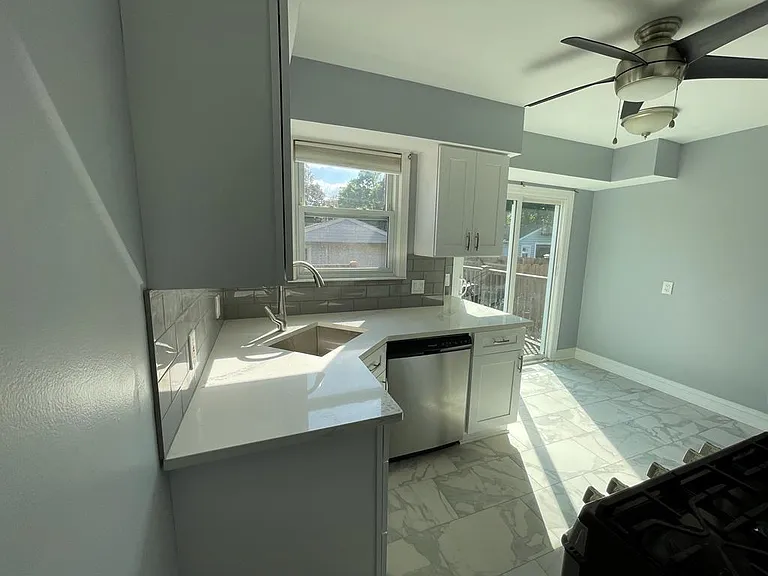 136 Girard Ave — Photo 17