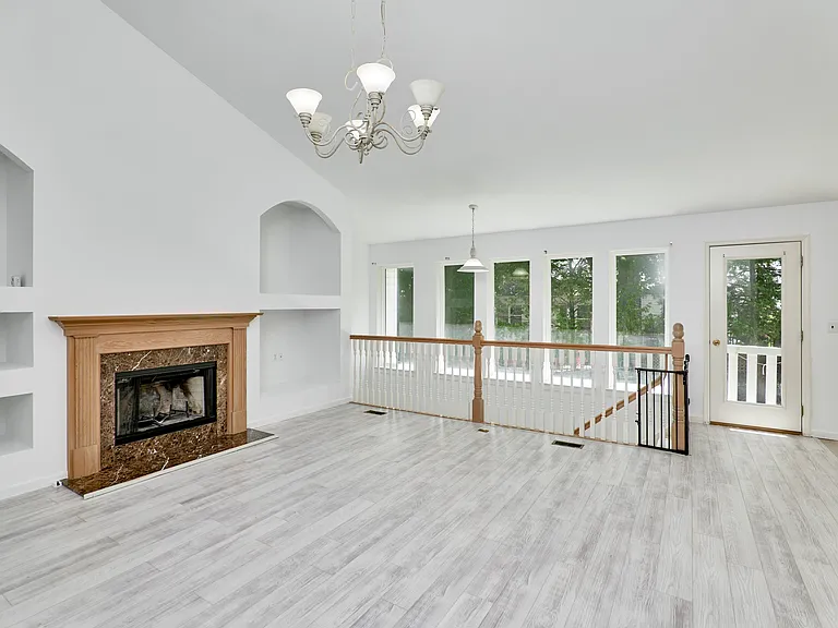 7073 Black Horse Dr — Photo 4