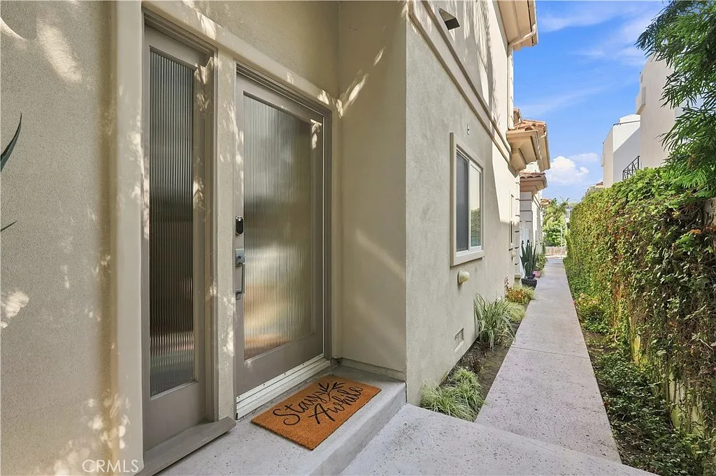 4 bed, 3.5 bath, 2803 sqft, $11,750 — Photo 2