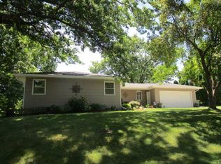 1202 Glenview Cir, Fairfield, IA 52556
