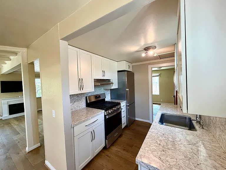 820 W Mission St — Photo 11