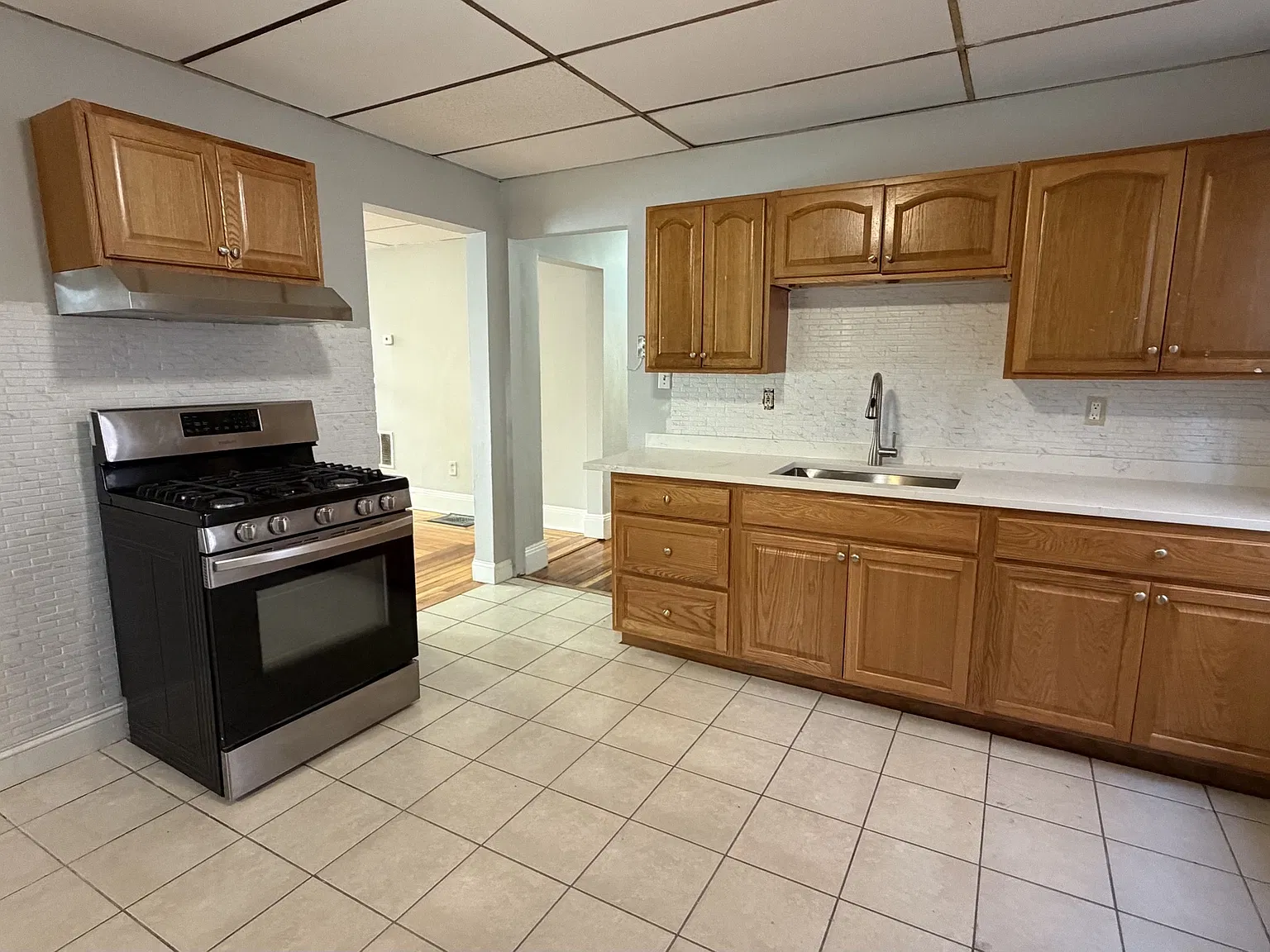 4 bed, 1000 sqft, $3,300 — Photo 3