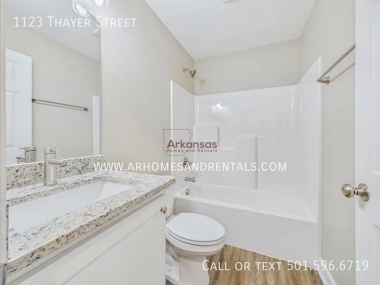 1123 Thayer St — Photo 8