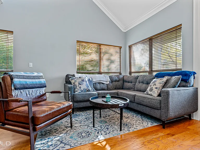 8915 Glenmora Dr — Photo 12