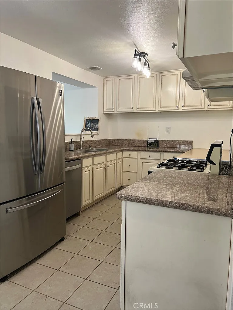 3 bed, 2848 sqft, $3,000 — Photo 3