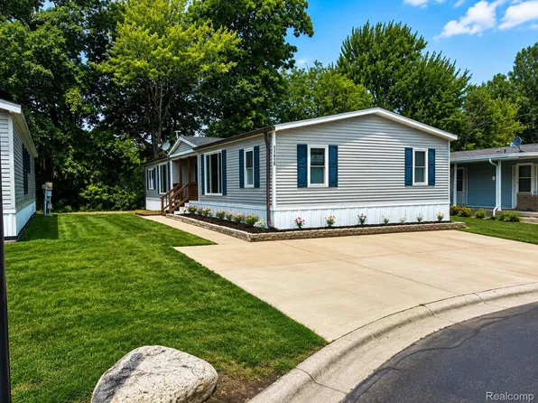 11410 N Lake Dr, Fenton, MI 48430