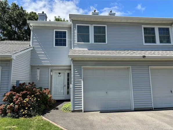 802 Sara Cir, Port Jefferson Station, NY 11776