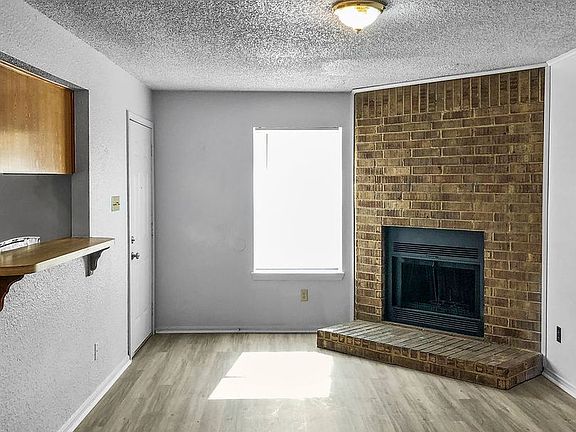 3rd image of 821 N Mesquite St