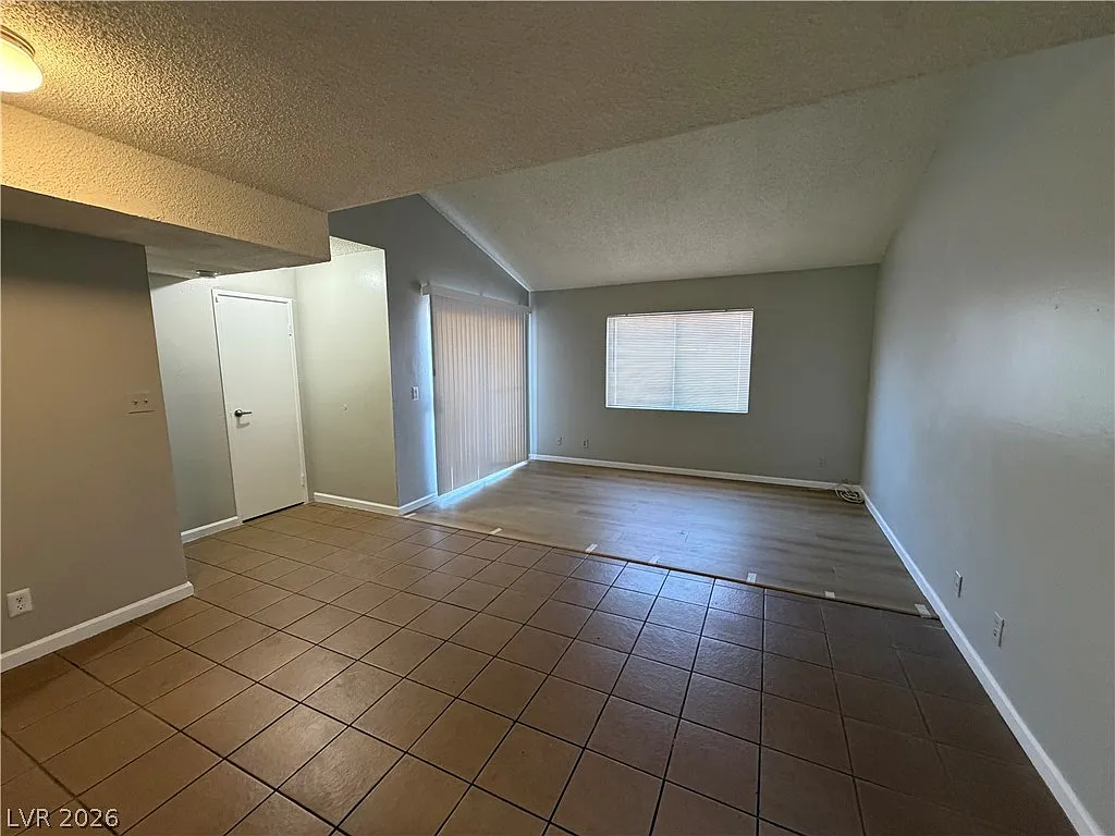 3 bed, 2.0 bath, 3844 sqft, $1,390 — Photo 3