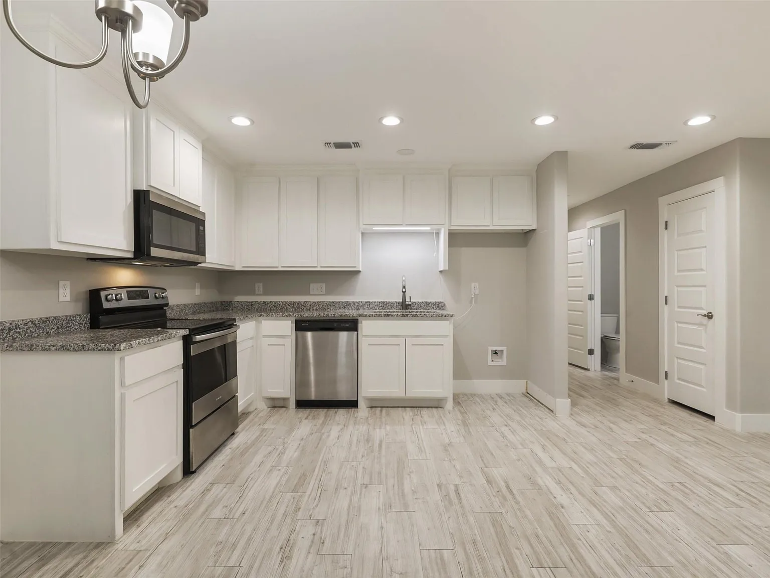 3 bed, 2.5 bath, 1450 sqft, $1,450 — Photo 3