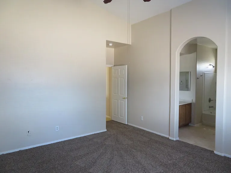 932 W Carter Rd — Photo 10