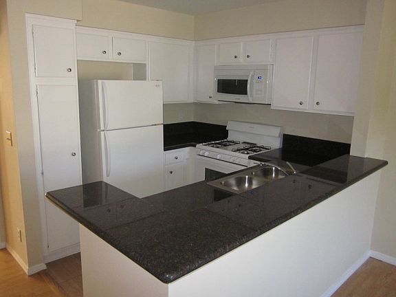 5th image of 13610 Moorpark St APT 104