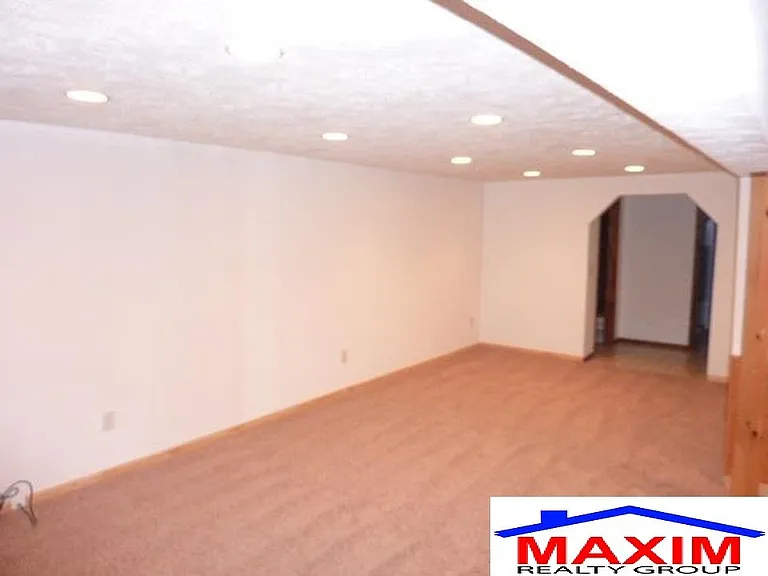 10909 Leavenworth St — Photo 14