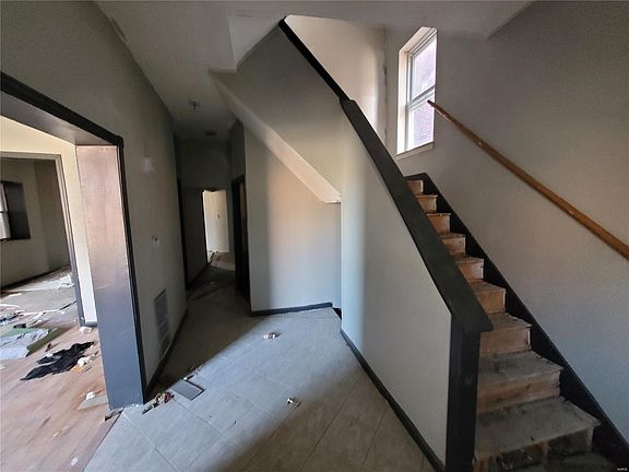 2nd image of 1244 Aubert Ave