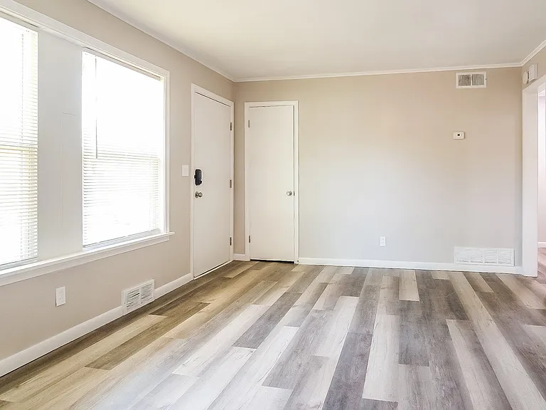 1583683_018_living_room_13181407.jpg