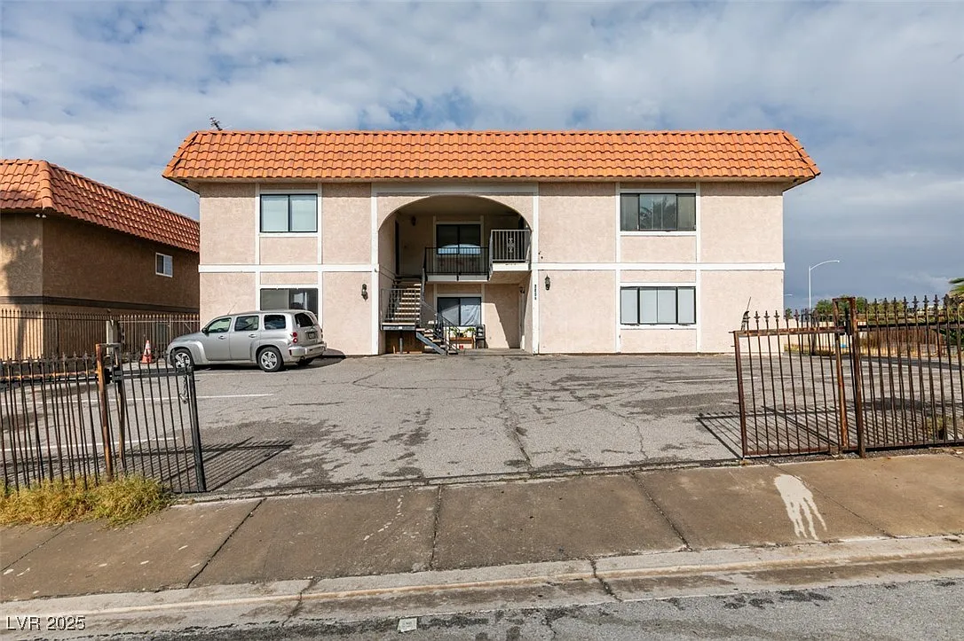3 bed, 2.0 bath, 4528 sqft, $1,325 — Photo 1