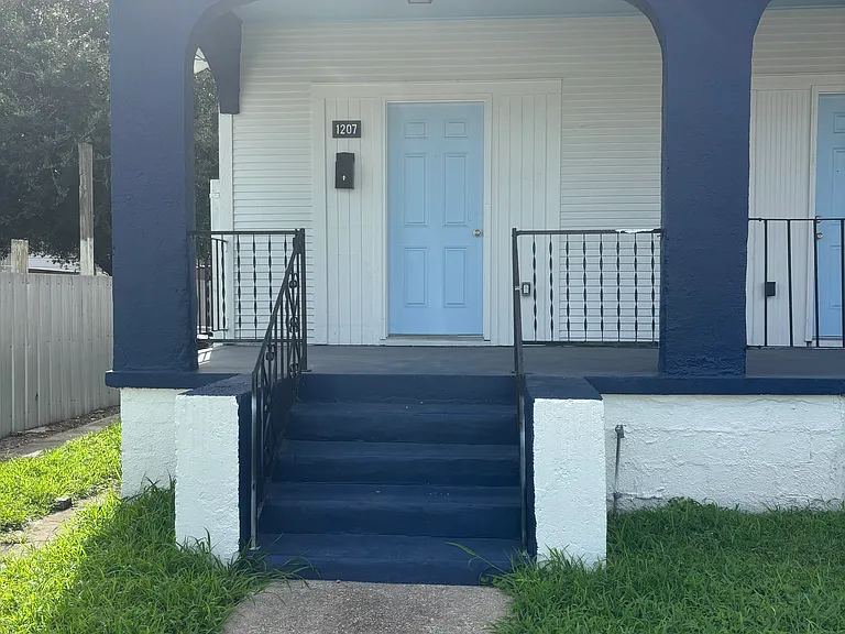 1207 Deslonde St #1207 — Photo 2