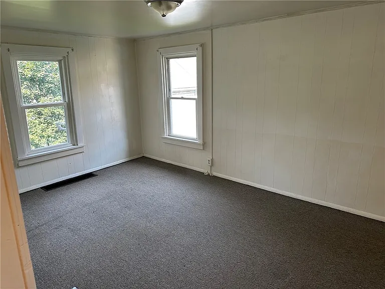 113 Morton Ave — Photo 5