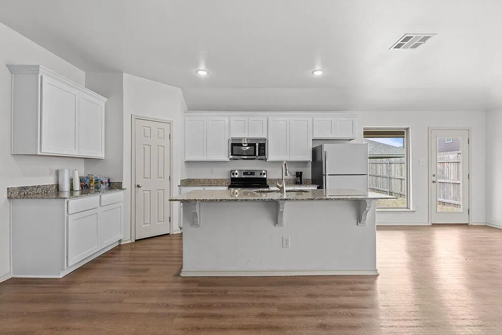 3 bed, 2.0 bath, 1623 sqft, $2,658 — Photo 2