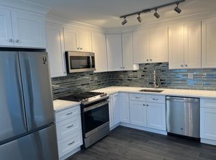 652 Childs St APT A, Wheaton, IL 60187