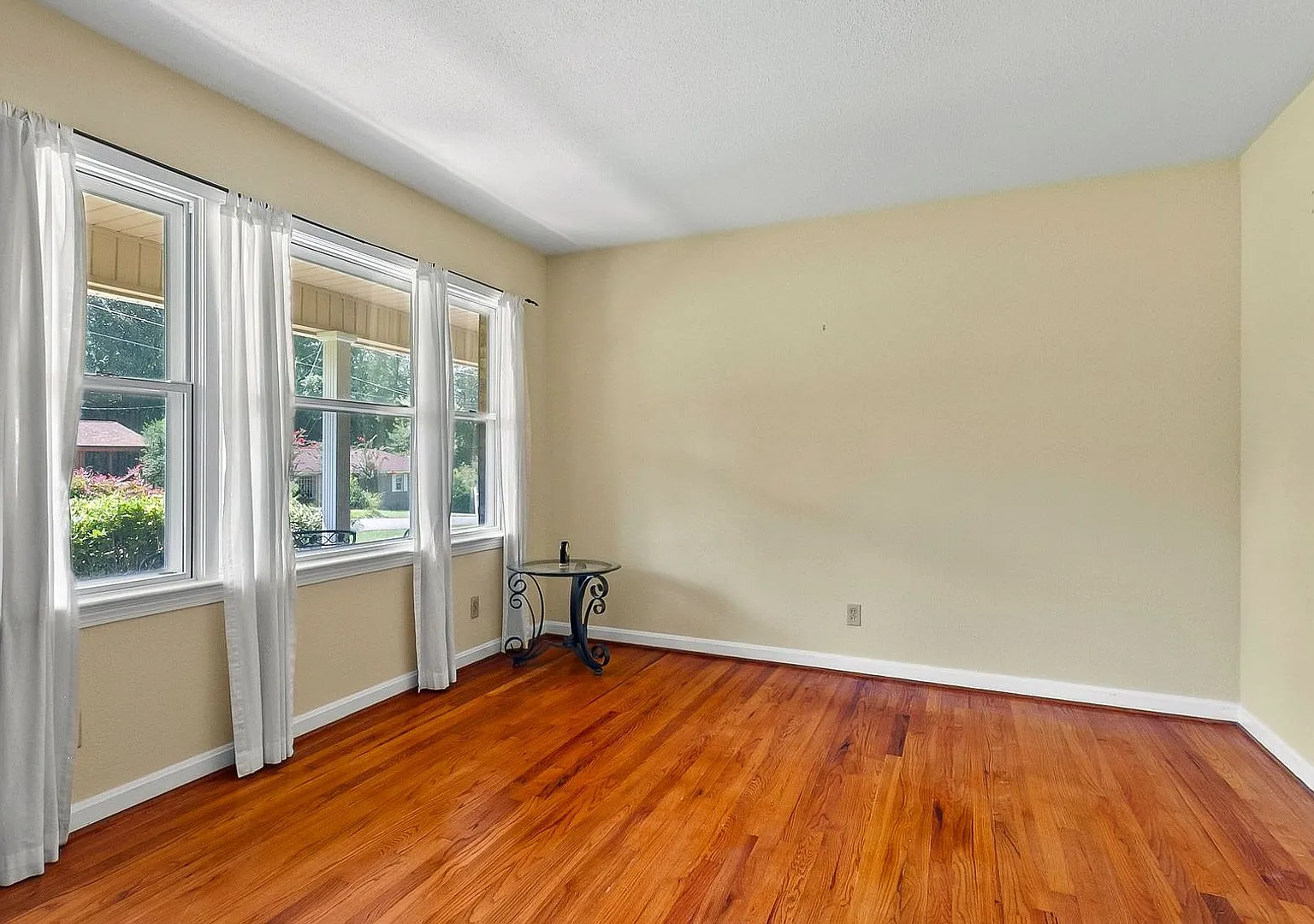 2496 Valley View Lane 3 Bed 2 Bath Available Now! — Photo 4