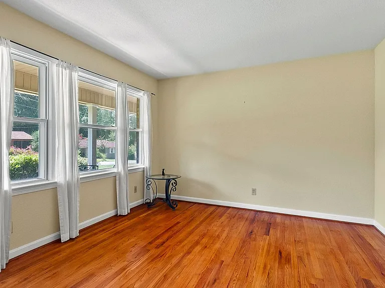 2496 Valley View Ln — Photo 4