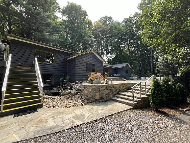 1 Country Club Ln — Photo 2