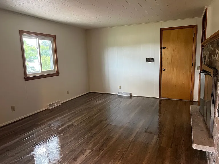 W210N11785 Hilltop Dr — Photo 18