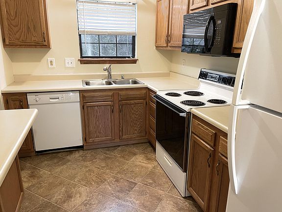 4th image of 1032 Lakefront Dr