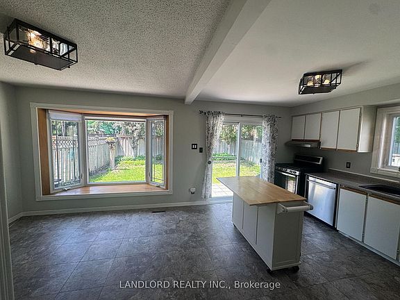 4th image of 833 Laurier Ave