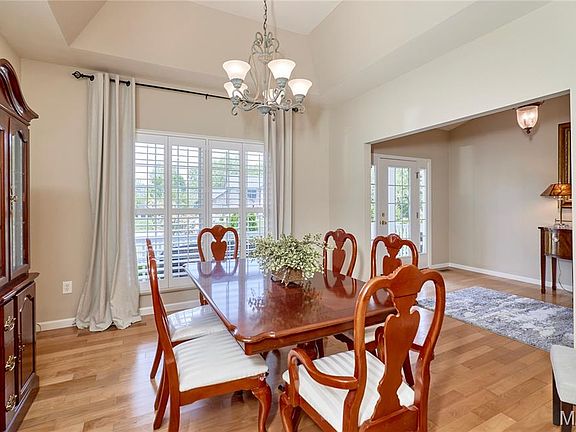 5th image of 304 Crescent Oak Ct