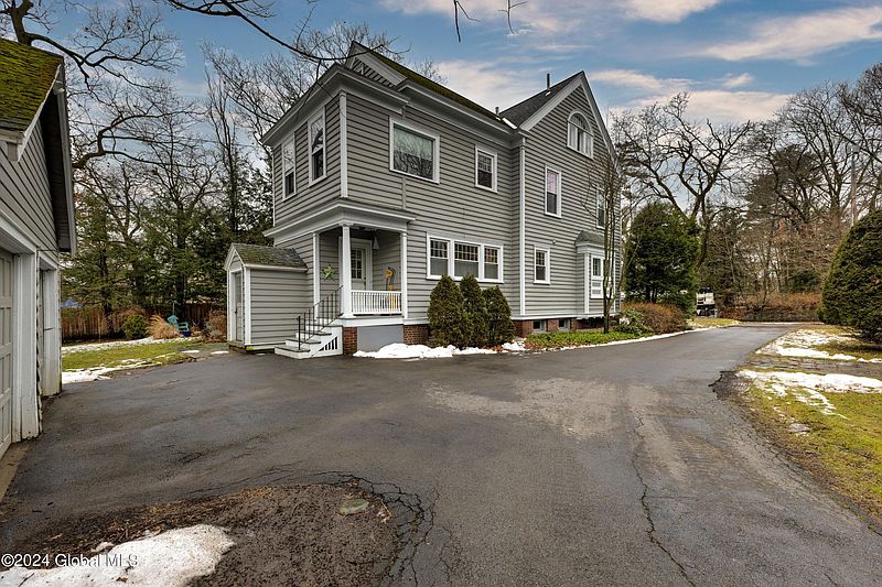 5th image of 1186 Lowell Road