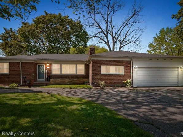 19434 Eastwood Dr, Harper Woods, MI 48225