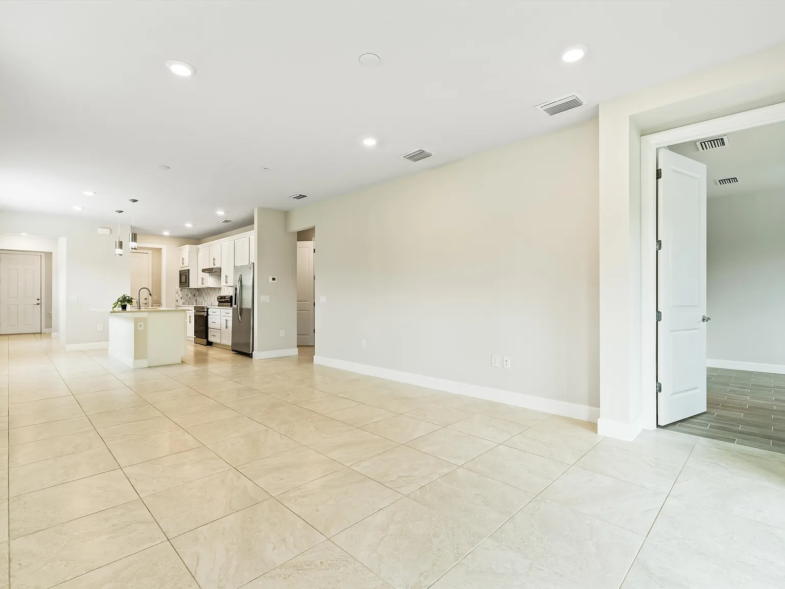 3 bed, 1655 sqft, $3,100 — Photo 3