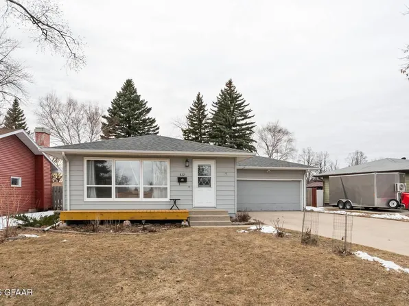 822 22nd Ave S, Grand Forks, ND 58201