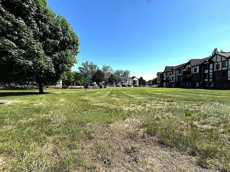 Charter Oaks Apartments — Photo 114
