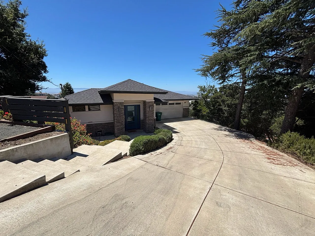 4 bed, 2.5 bath, 2100 sqft, $4,900 — Photo 1