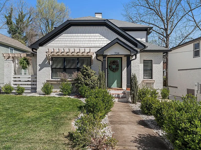704 Rochelle Dr SW — Photo 1
