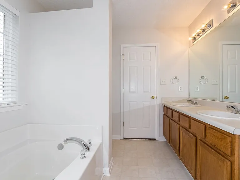 14014 Riding Hill Ave — Photo 13
