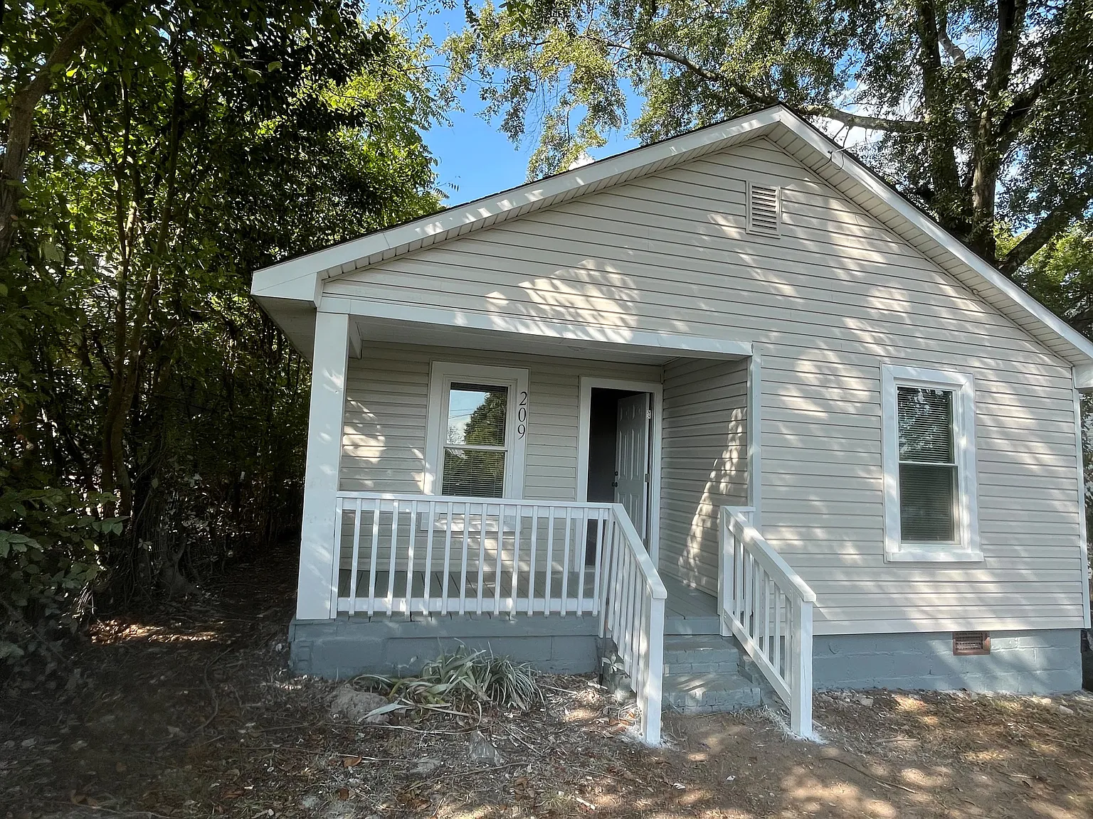 209 E Elm St — Photo 3