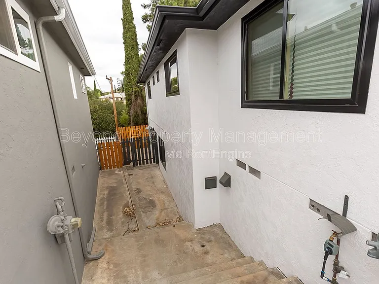 5464 Gilbert Dr — Photo 13