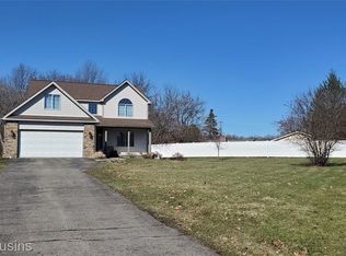 1520 Eden Gardens Dr, Fenton, MI 48430