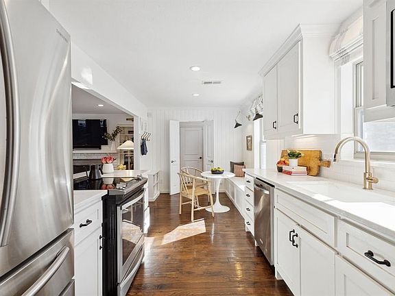 3rd image of 9412 Covemeadow Dr